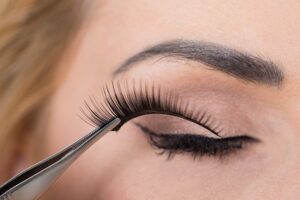 Read more about the article HOW TO APPLY FALSE EYELASHES; A COMPLETE BEGINNER’S GUIDE
