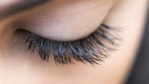 Read more about the article How To: Expert Tips To Remove Lash Extensions At Home
